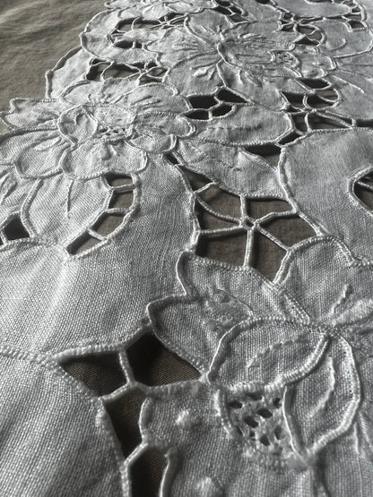 カットワーク刺繍クロス