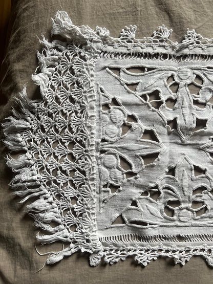 レースと刺繍のテーブルセンター