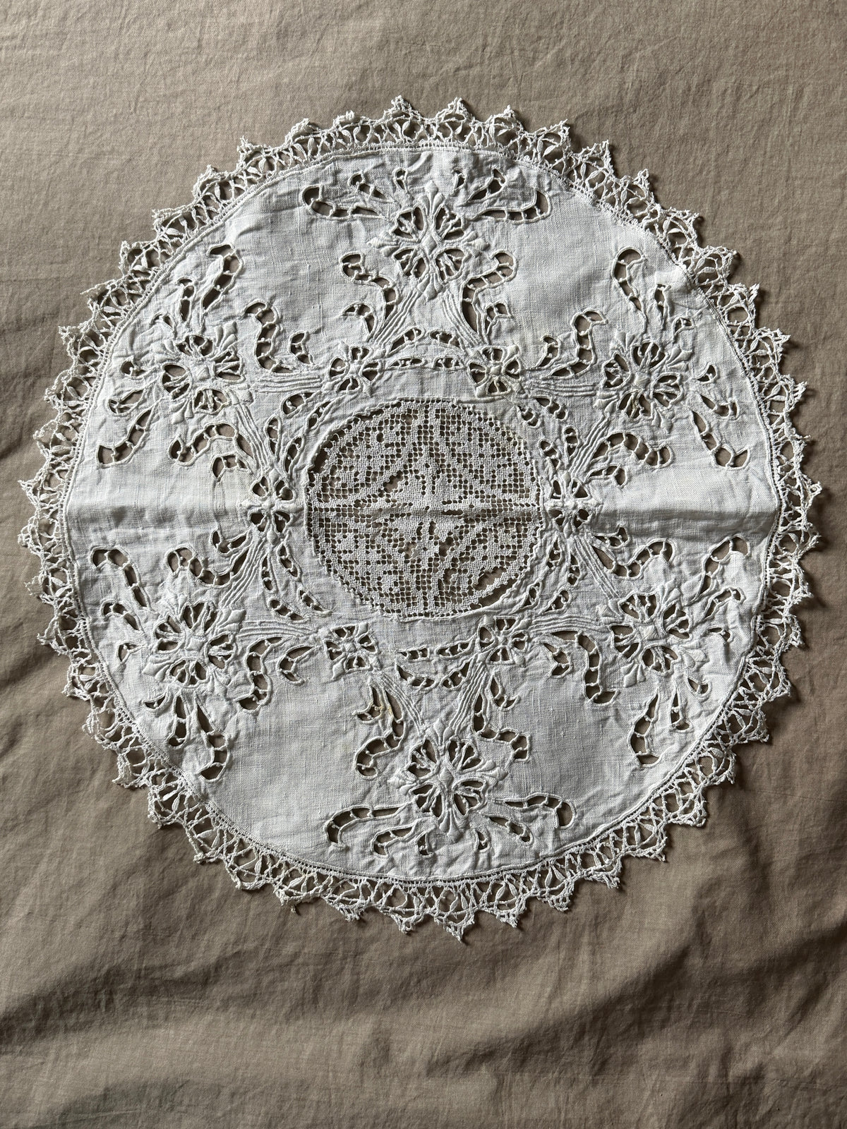 カットワーク刺繍の円形クロス