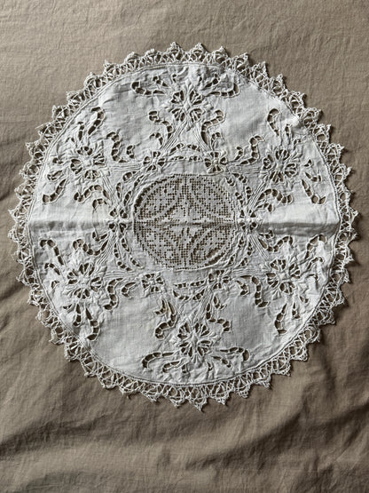 カットワーク刺繍の円形クロス