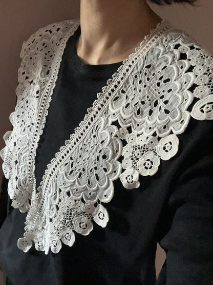 レースと刺繍の飾り襟
