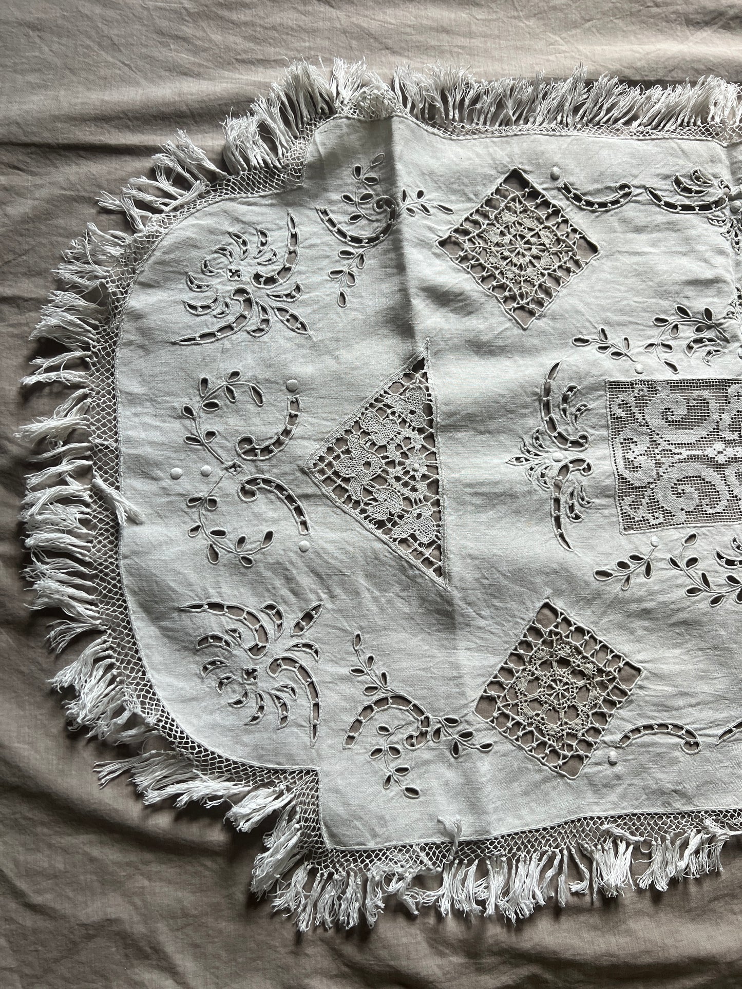 レースと刺繍のクロス