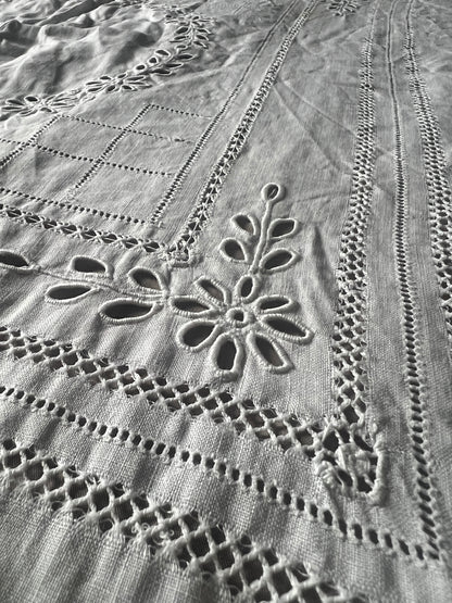 モノグラム刺繍カットワーククロス