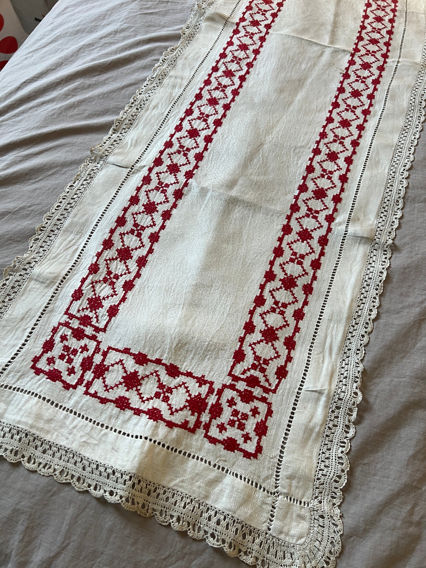 赤糸刺繍クロス