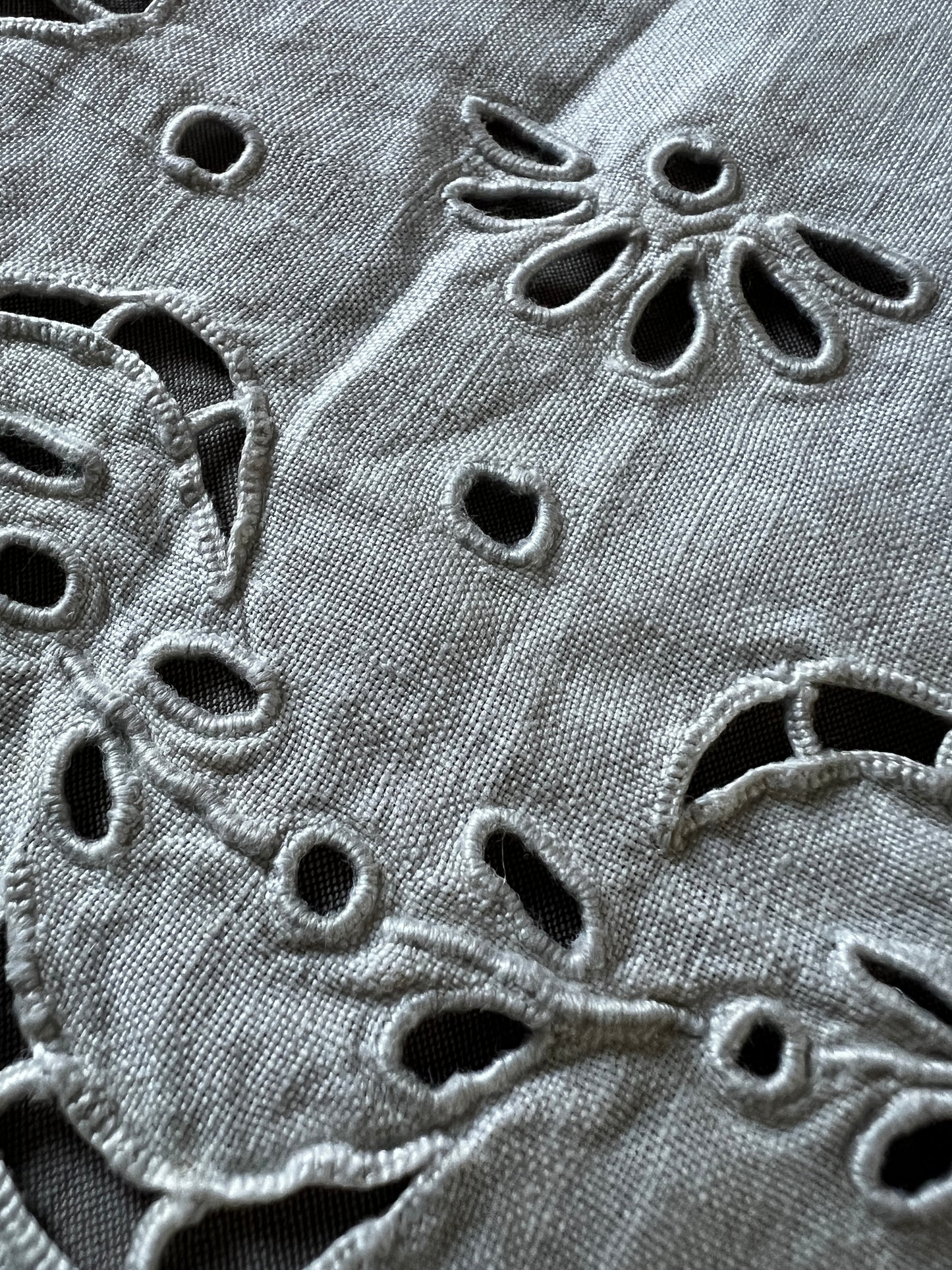 刺繍とレースのリネン