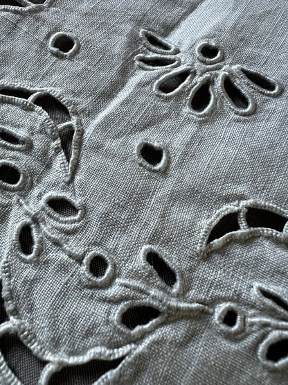 刺繍とレースのリネン