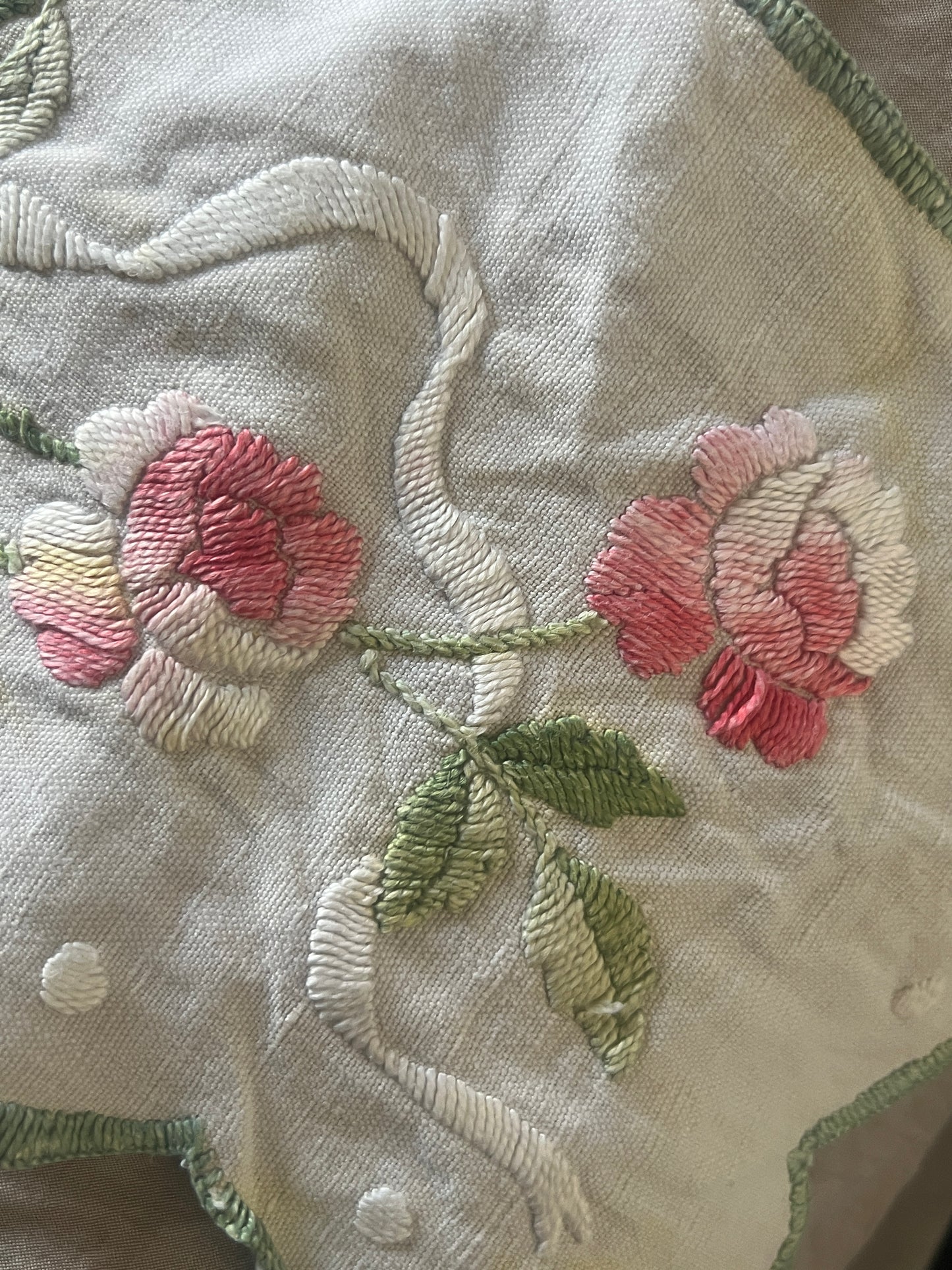 花の刺繍の棚飾り