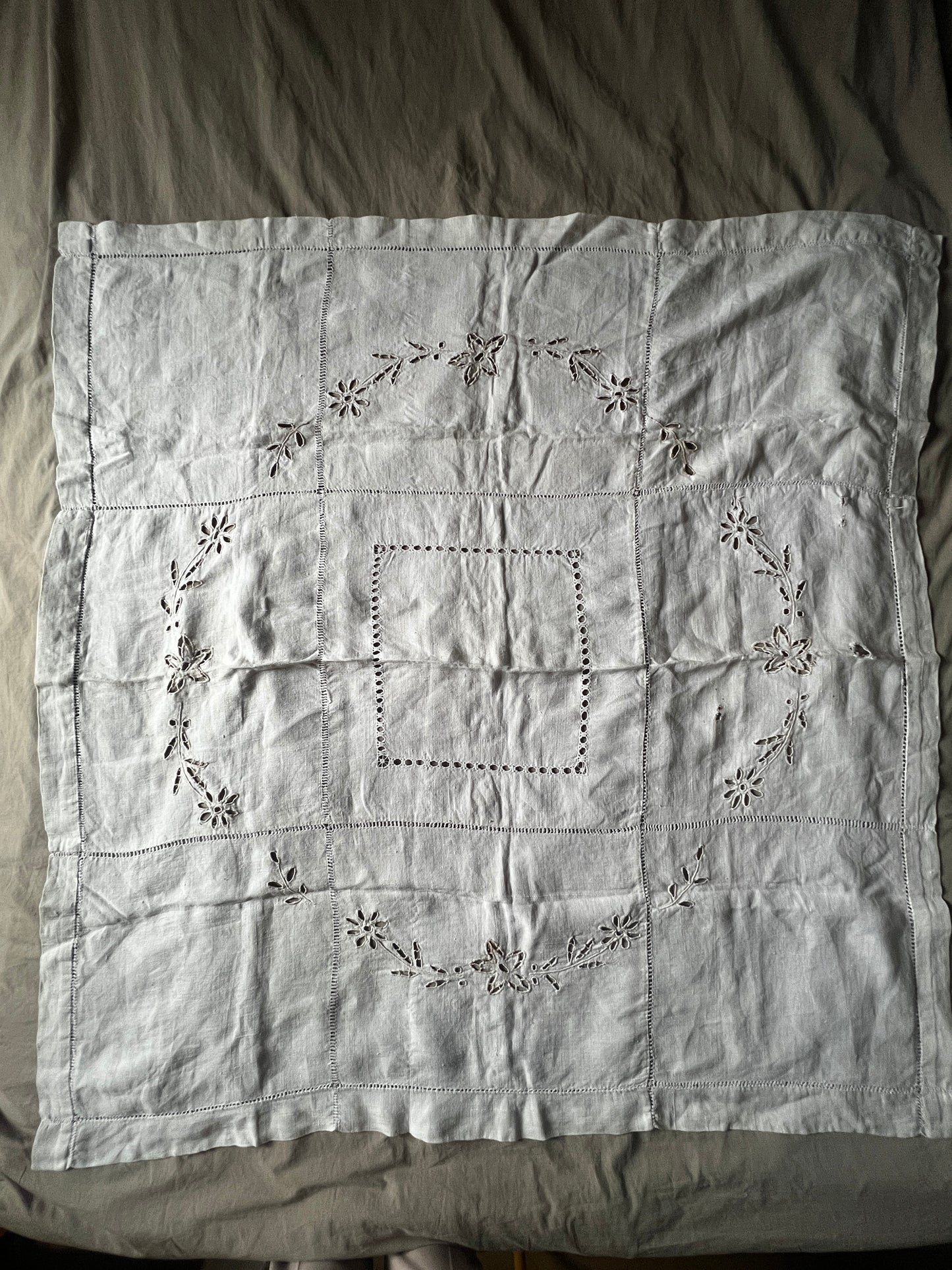 カットワーク刺繍リネンクロス(ダメージ)