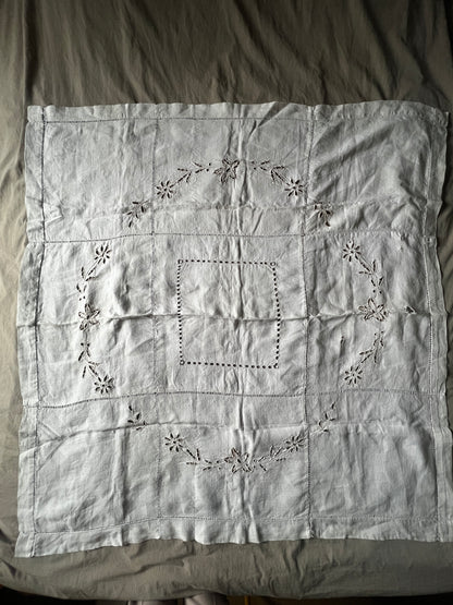 カットワーク刺繍リネンクロス(ダメージ)