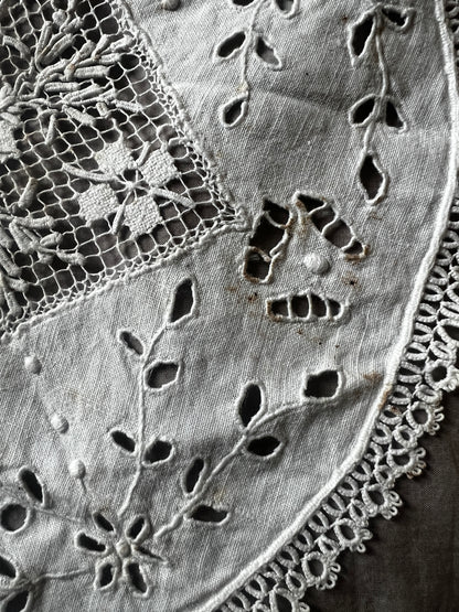 レースと刺繍のドイリー