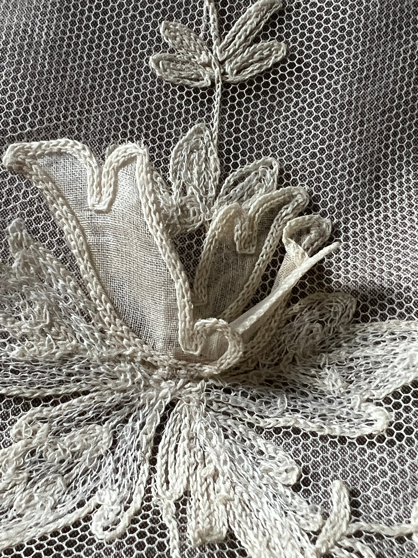 チュール刺繍レースのラペット