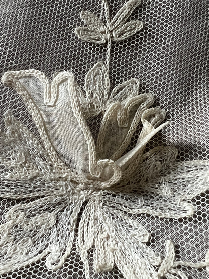 チュール刺繍レースのラペット