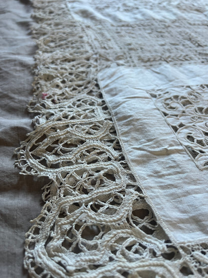 レースと刺繍の飾り布