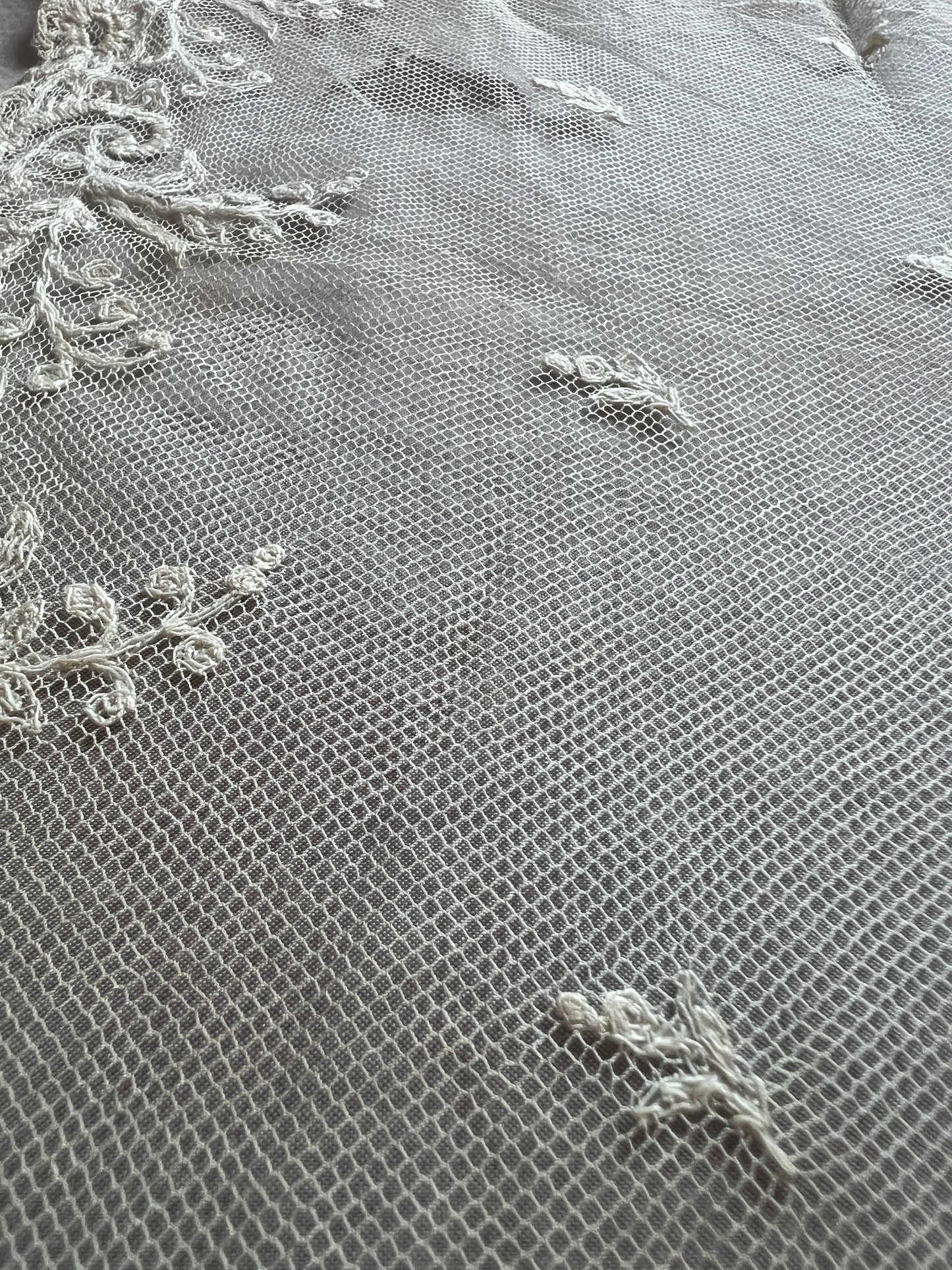 チュール刺繍レース