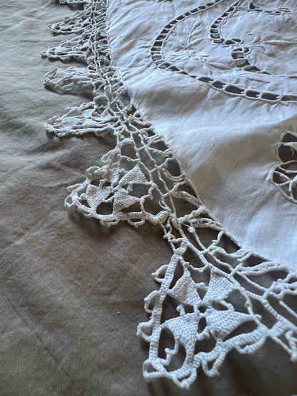 刺繍とレースの円形クロス(天使)