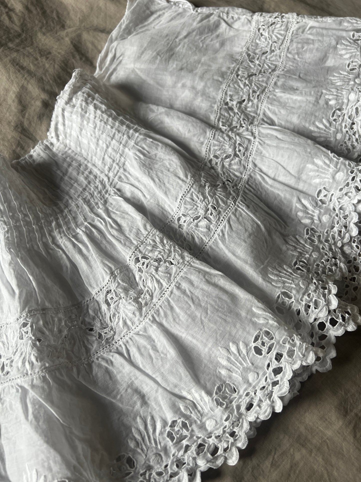 白刺繍のドレスパーツ