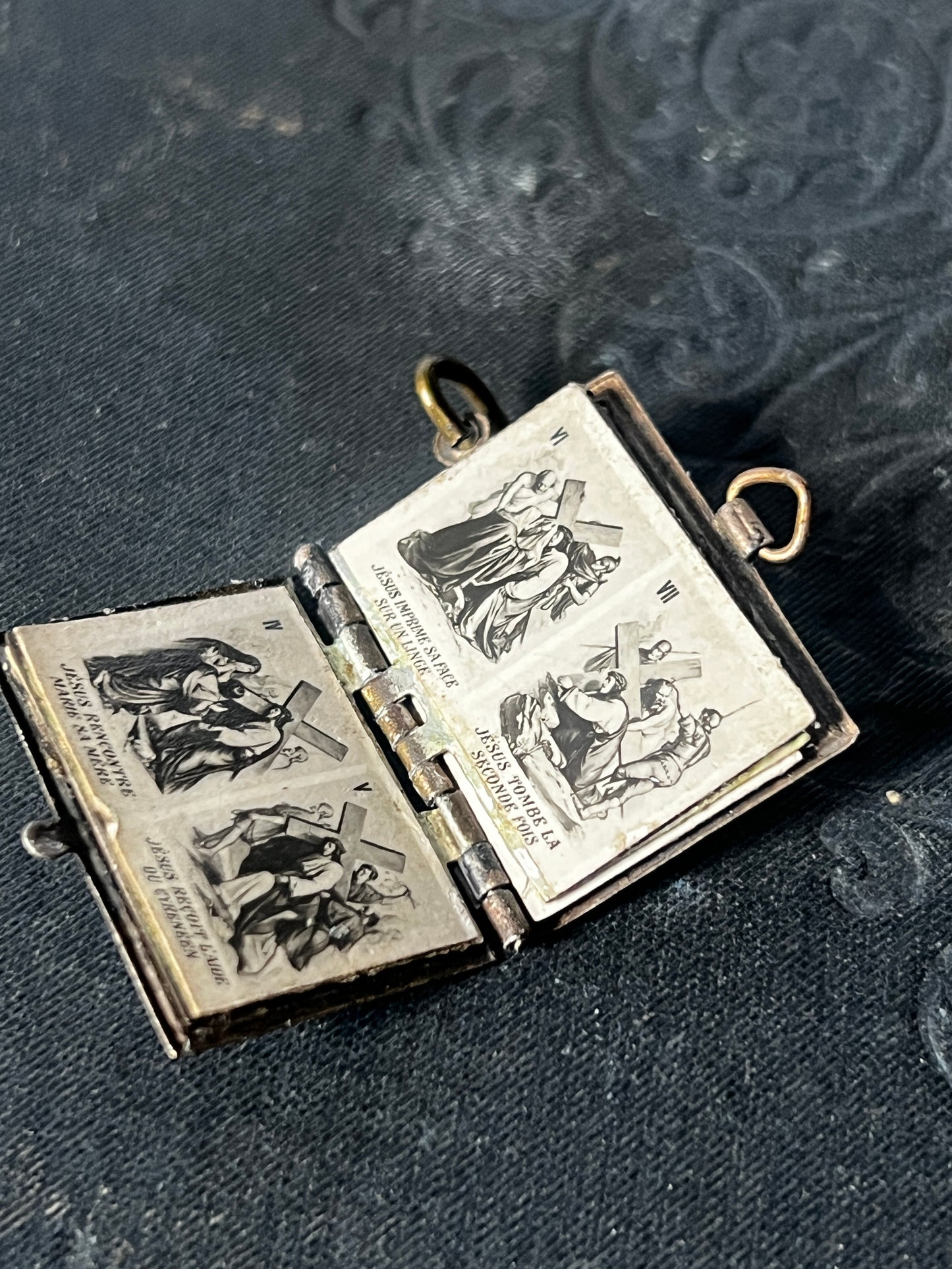 ★メタル製ミニブックチャーム