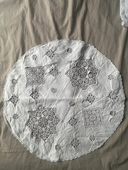 レースモチーフ円形クロス