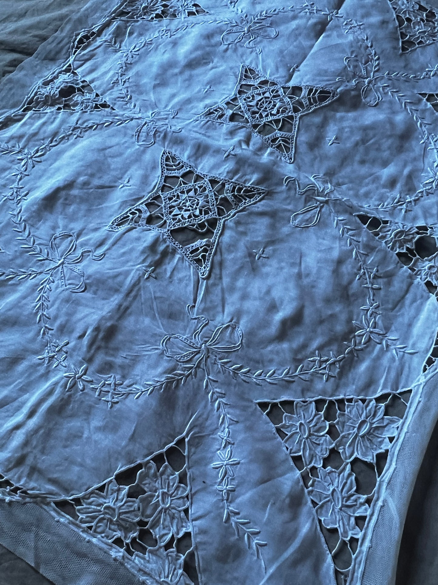 レースと刺繍のクロス