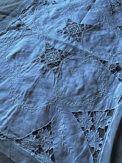 レースと刺繍のクロス