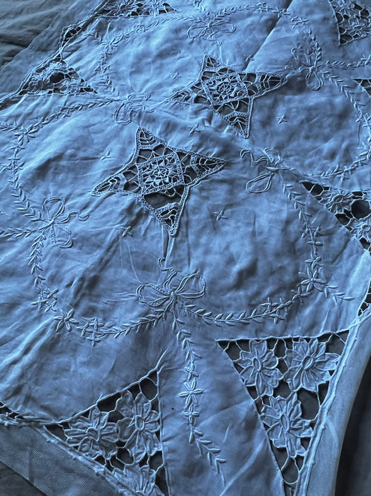 レースと刺繍のクロス