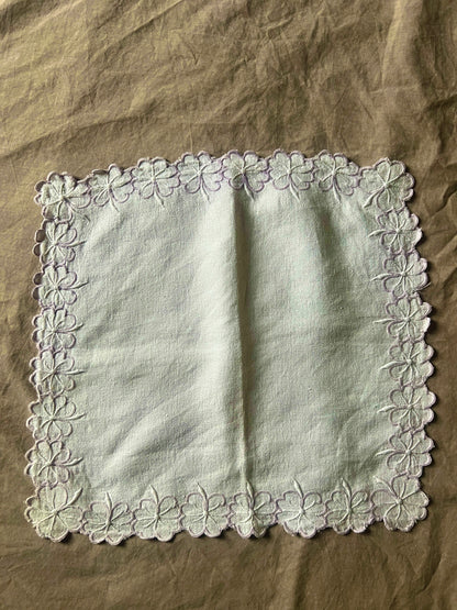 クローバーの刺繍クロス