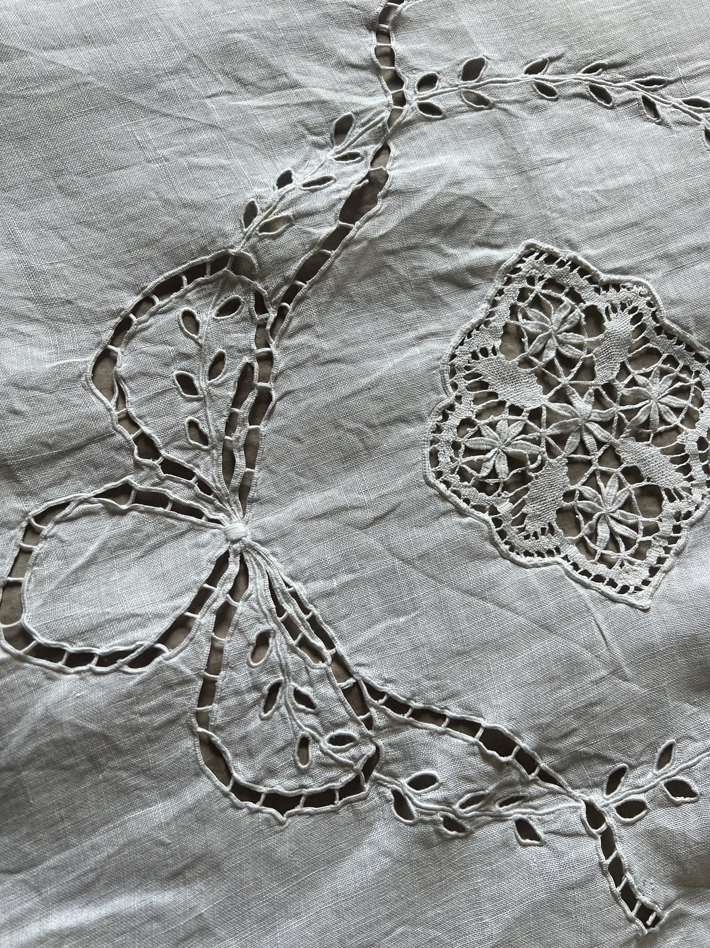 レースと刺繍のクロス
