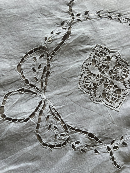 レースと刺繍のクロス
