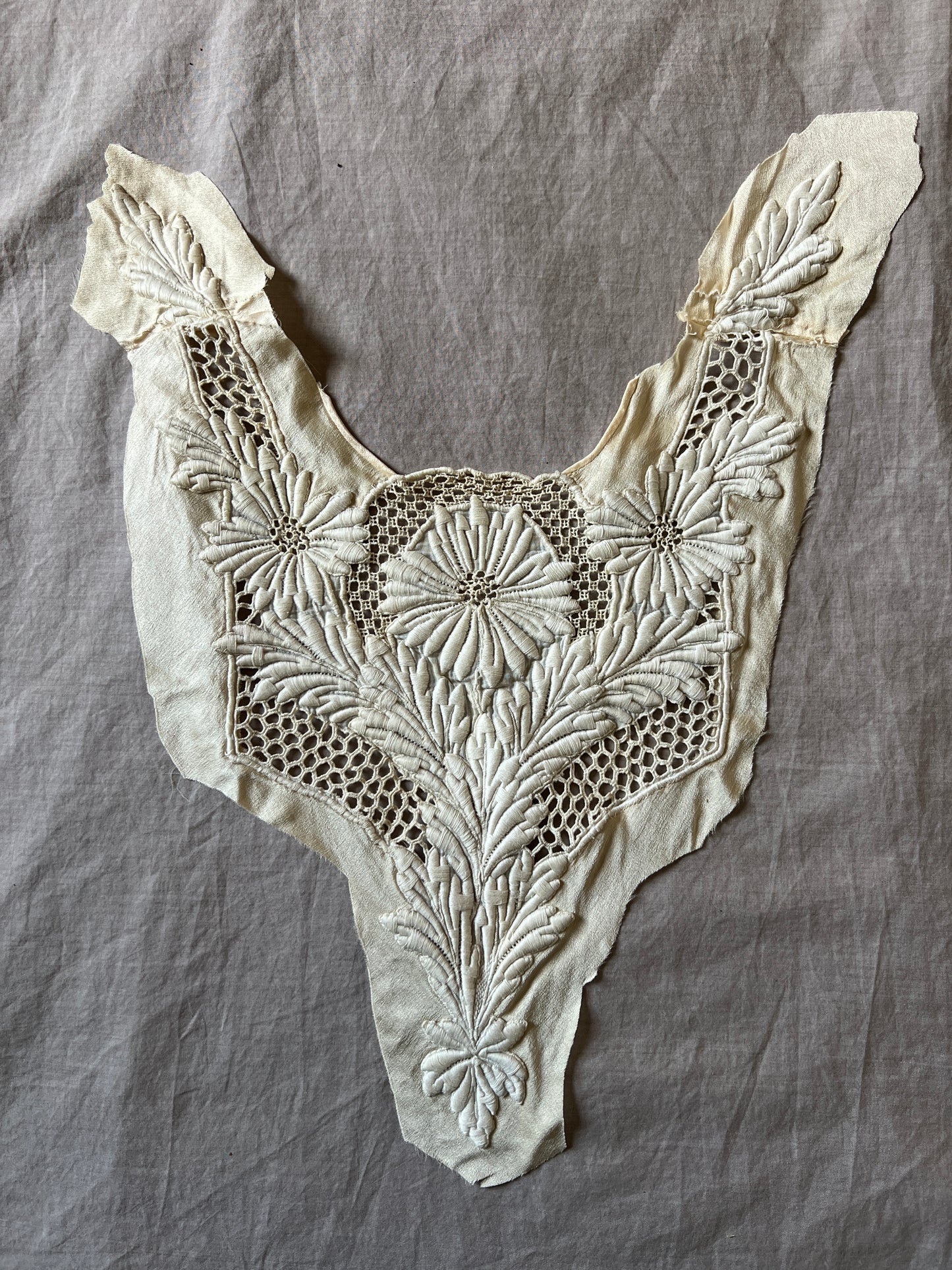 刺繍の胸元飾り端布