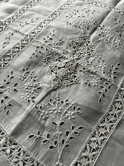 刺繍とレースのクロス