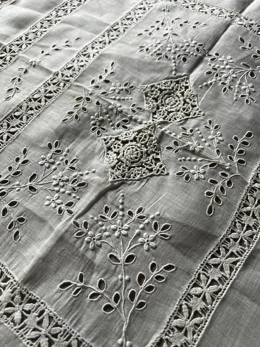 刺繍とレースのクロス