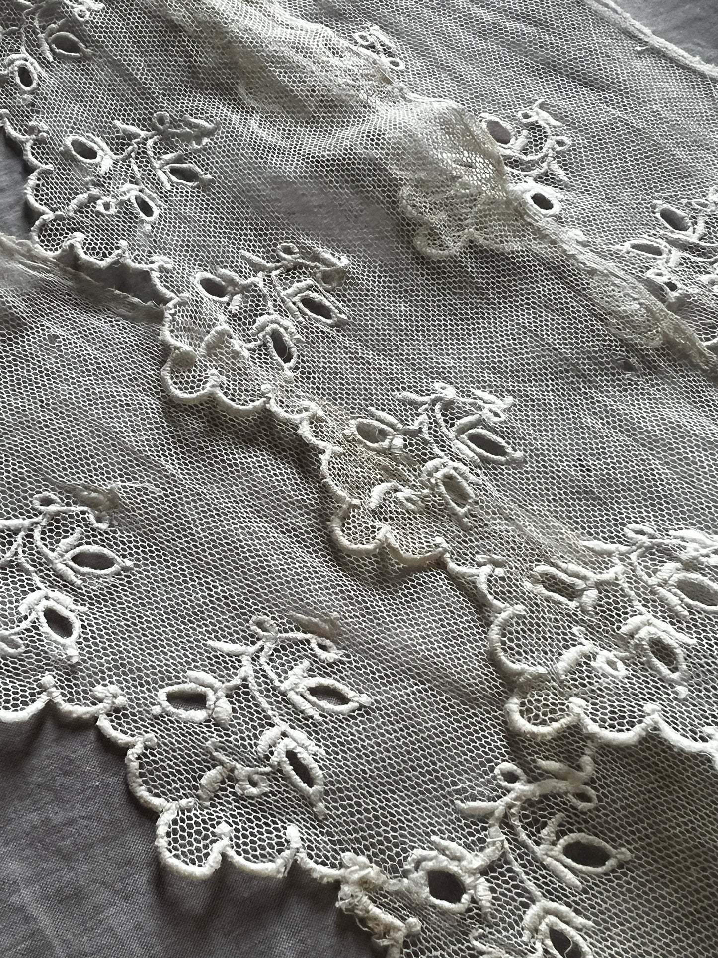 チュール刺繍レース