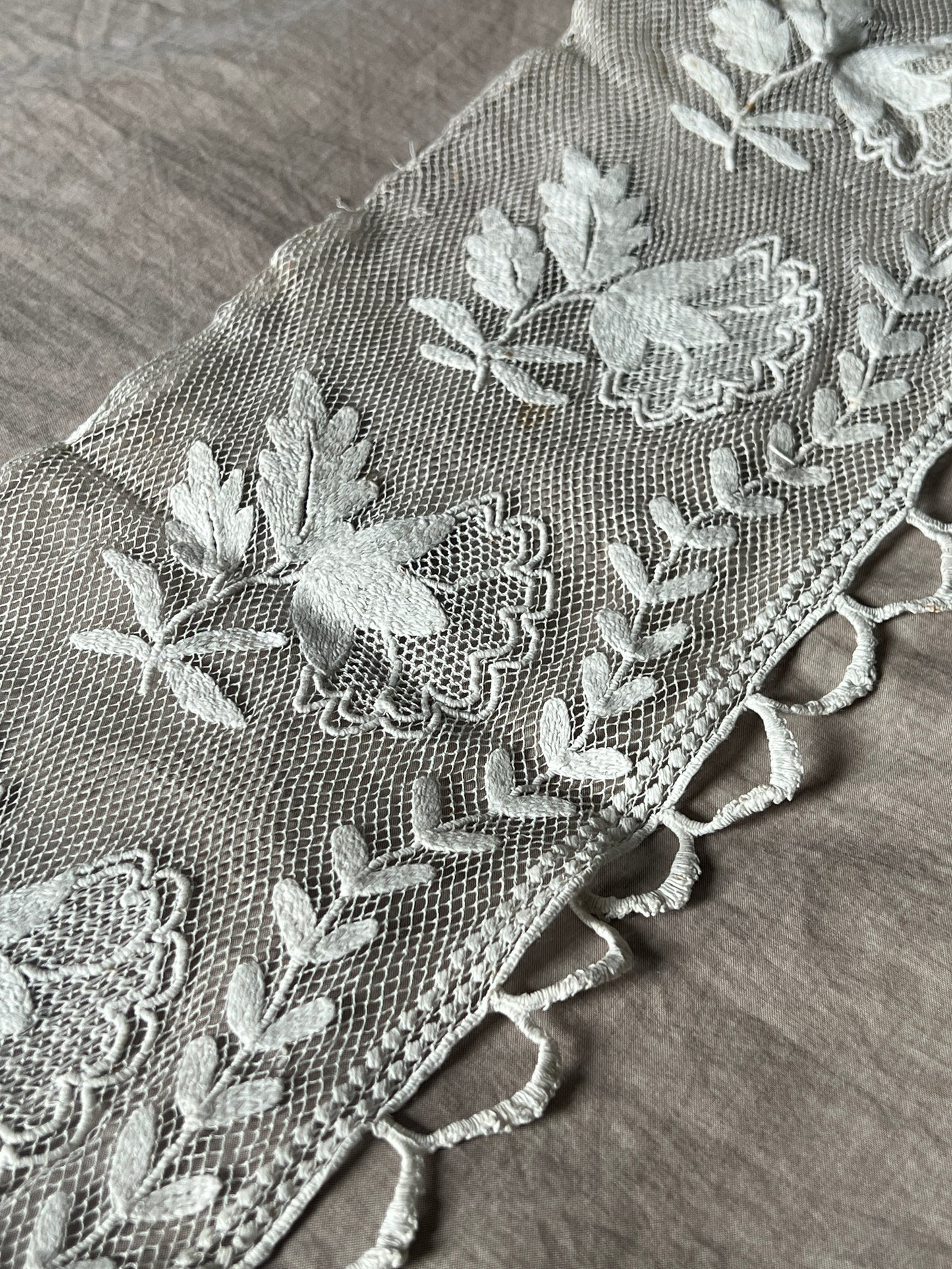 チュール刺繍レース