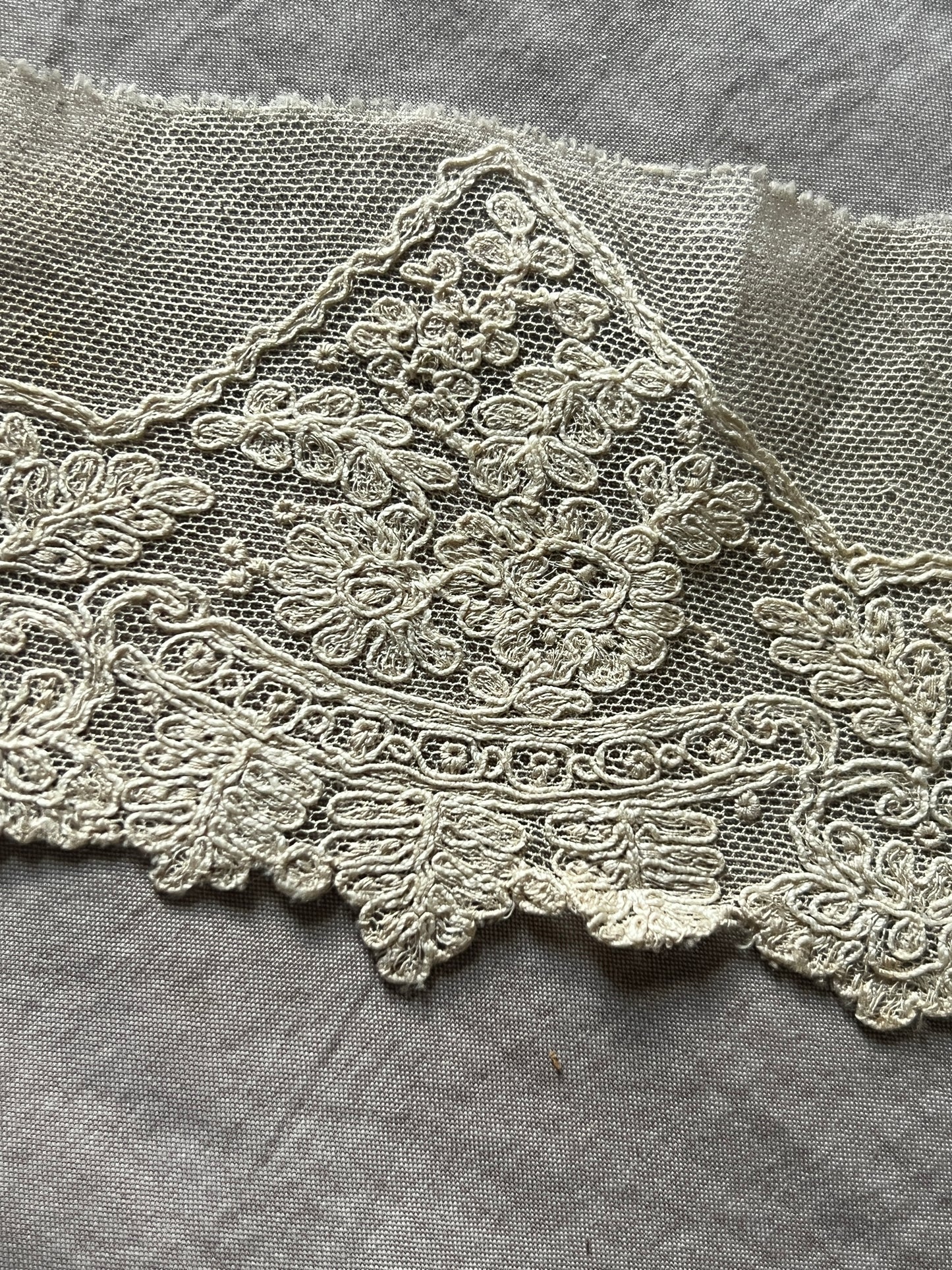 チュール刺繍レース