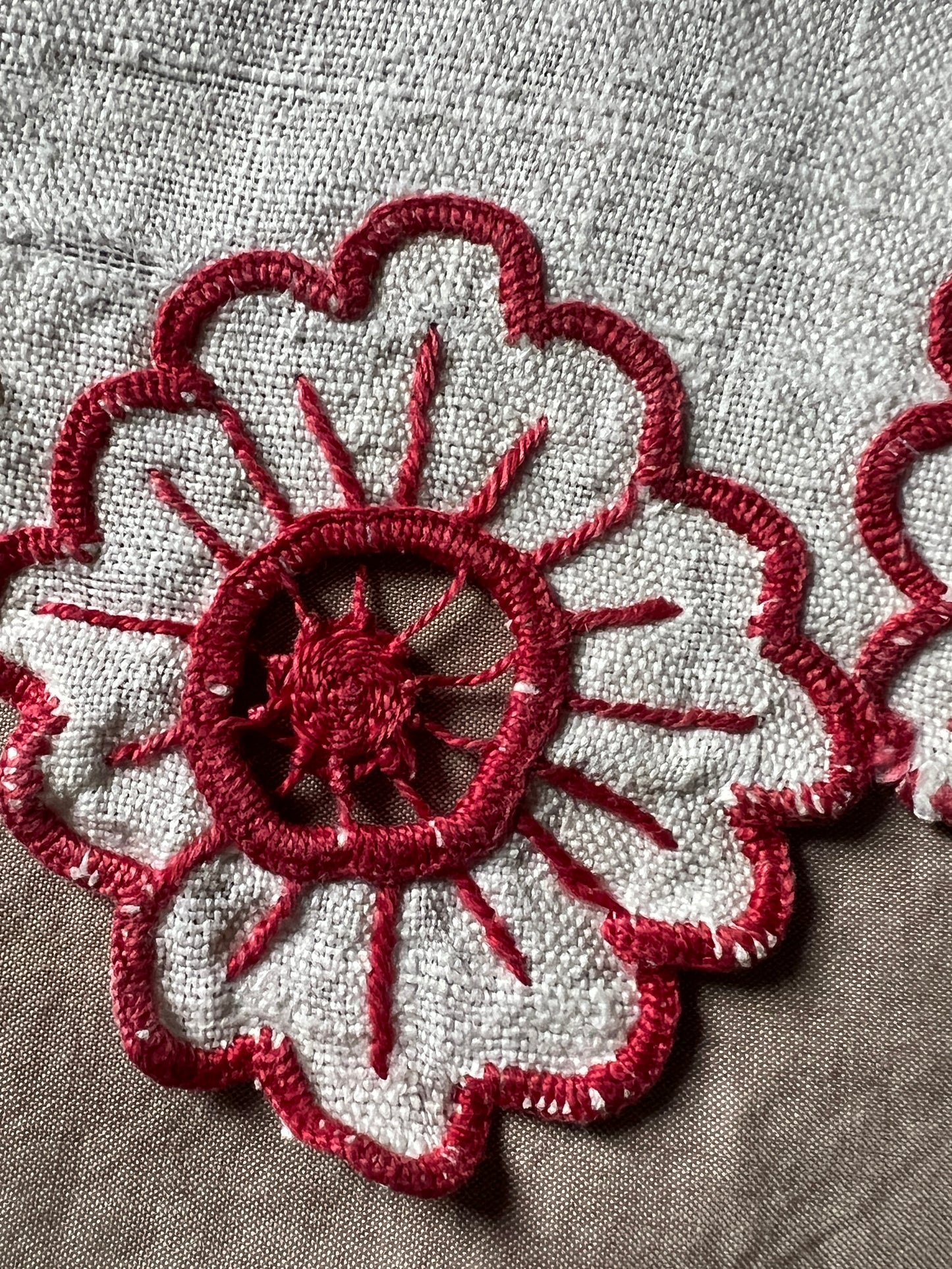 赤糸刺繍ドイリー