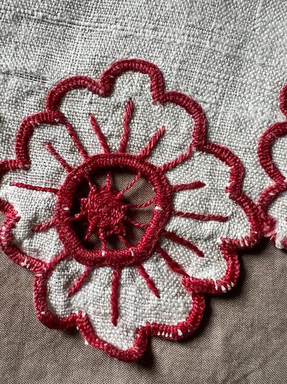 赤糸刺繍ドイリー