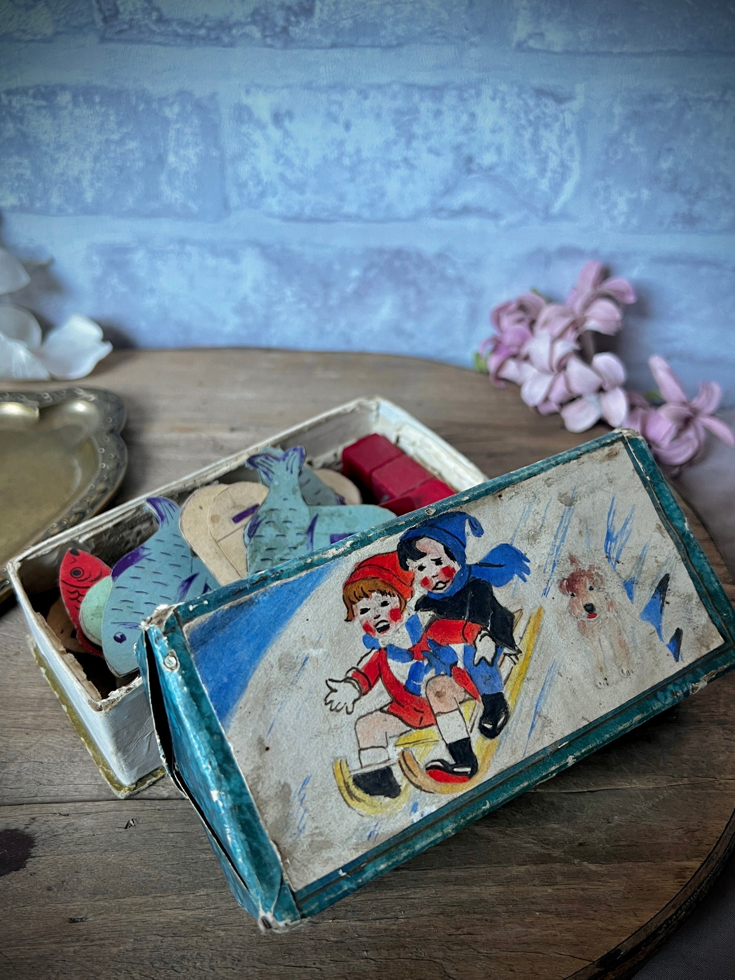 紙箱入りおもちゃ