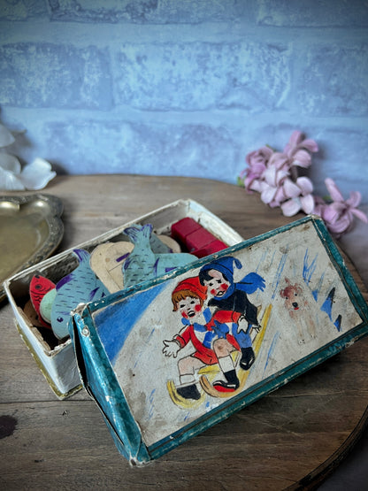 紙箱入りおもちゃ