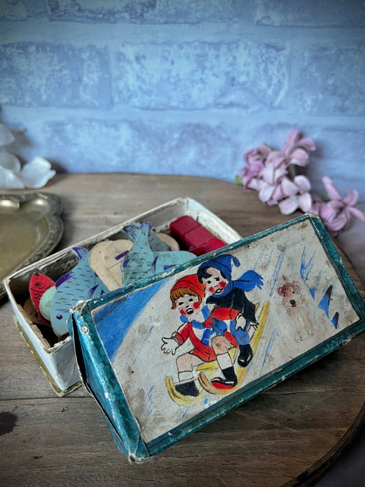 紙箱入りおもちゃ