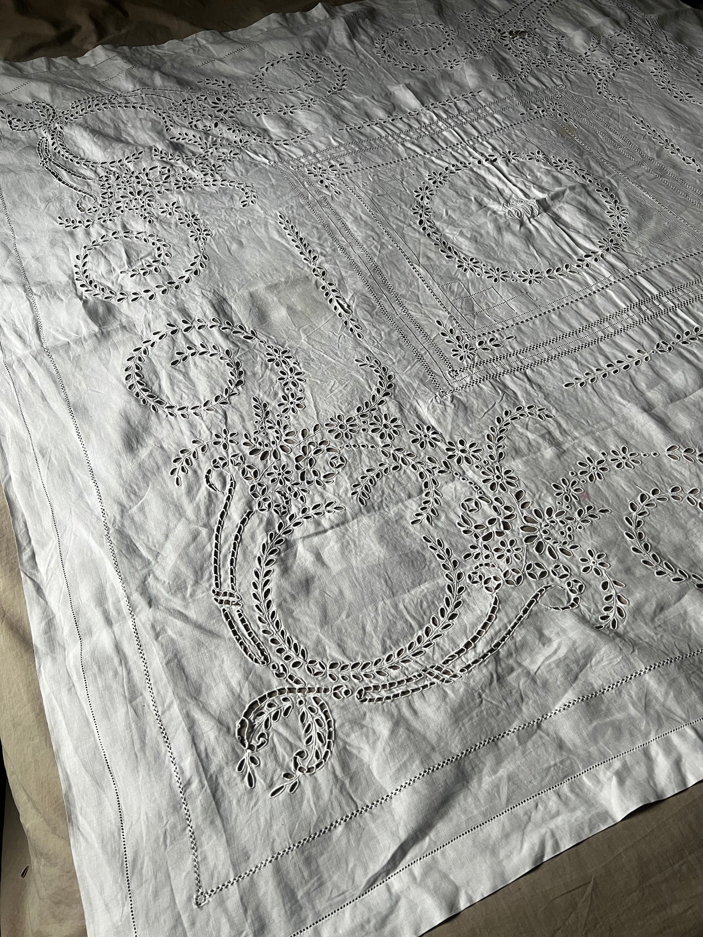 モノグラム刺繍カットワーククロス