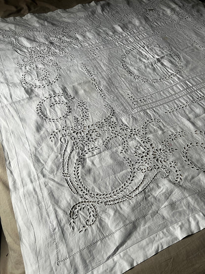 モノグラム刺繍カットワーククロス