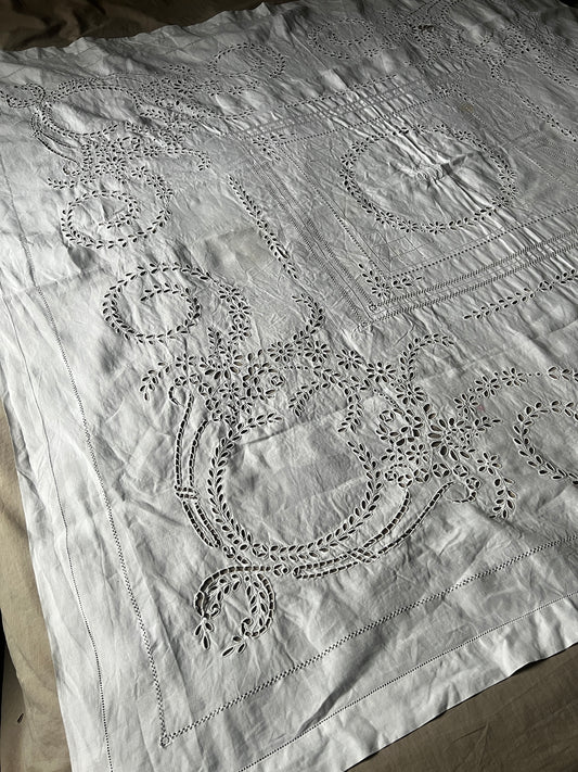 モノグラム刺繍カットワーククロス