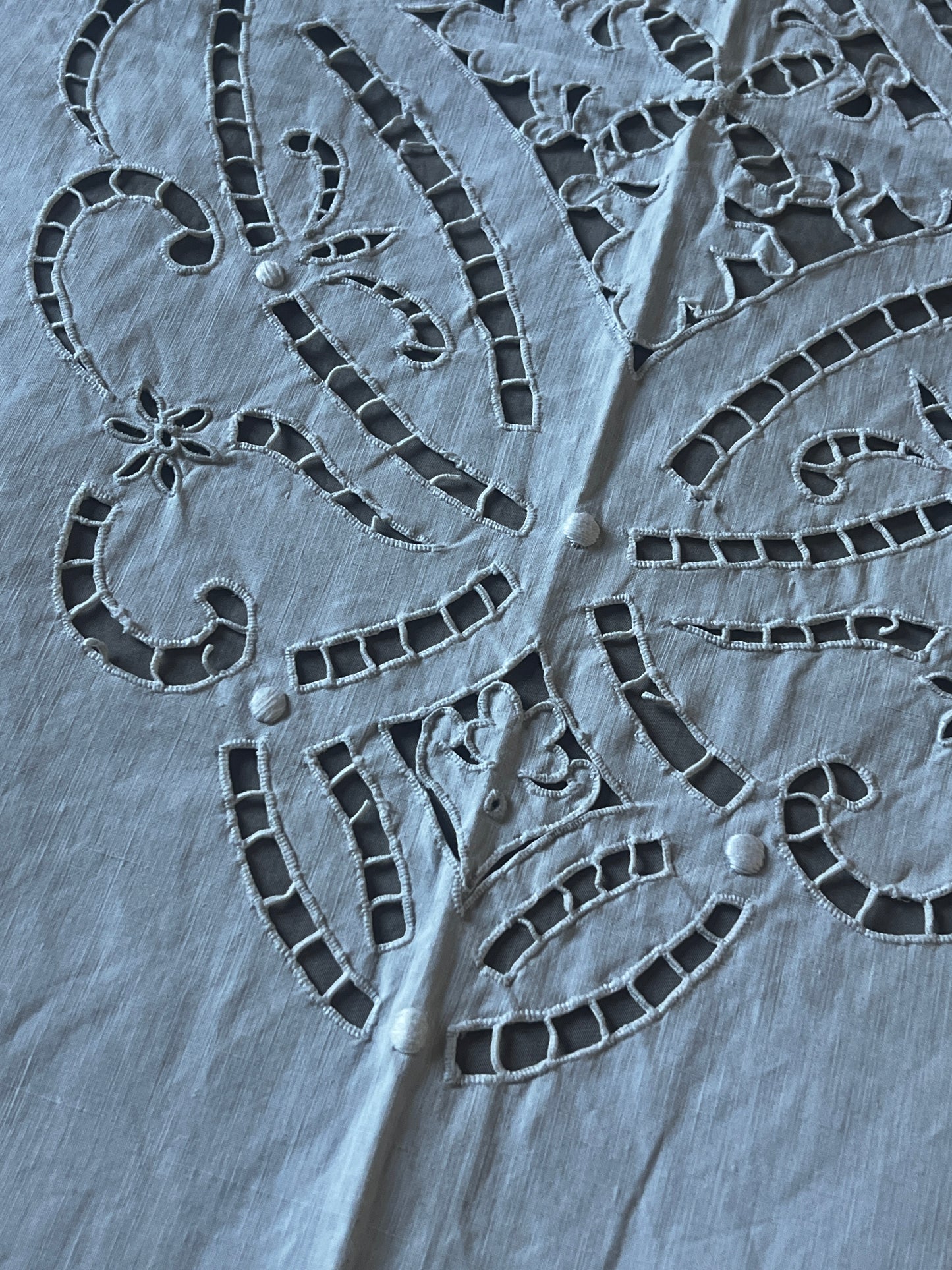 カットワークク刺繍大判クロス