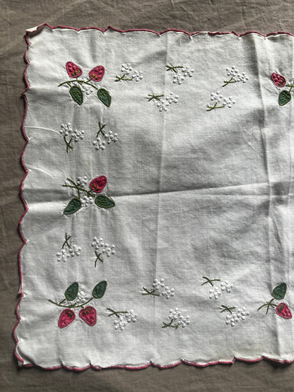 刺繍クロス(いちご)