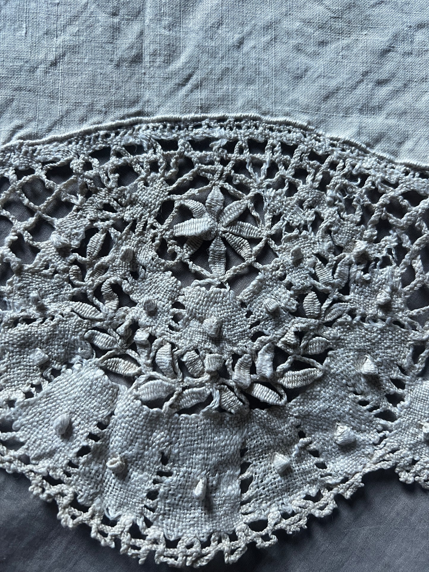 ボビンレースの円形クロス