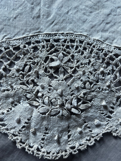 ボビンレースの円形クロス