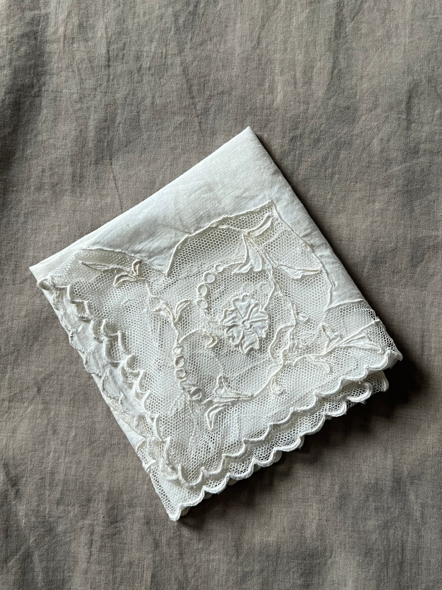 レースと刺繍のハンカチ