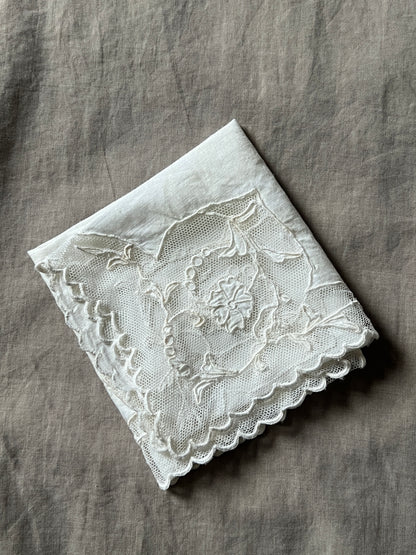 レースと刺繍のハンカチ