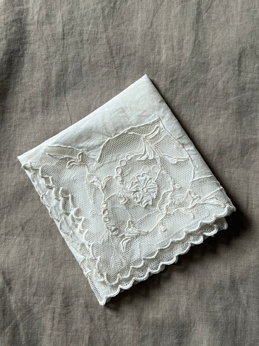 レースと刺繍のハンカチ