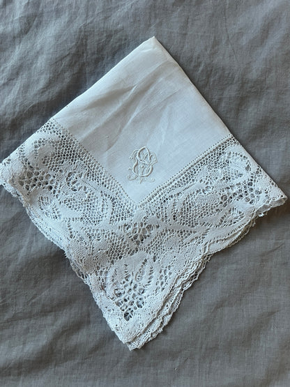 ★モノグラム刺繍ハンカチ